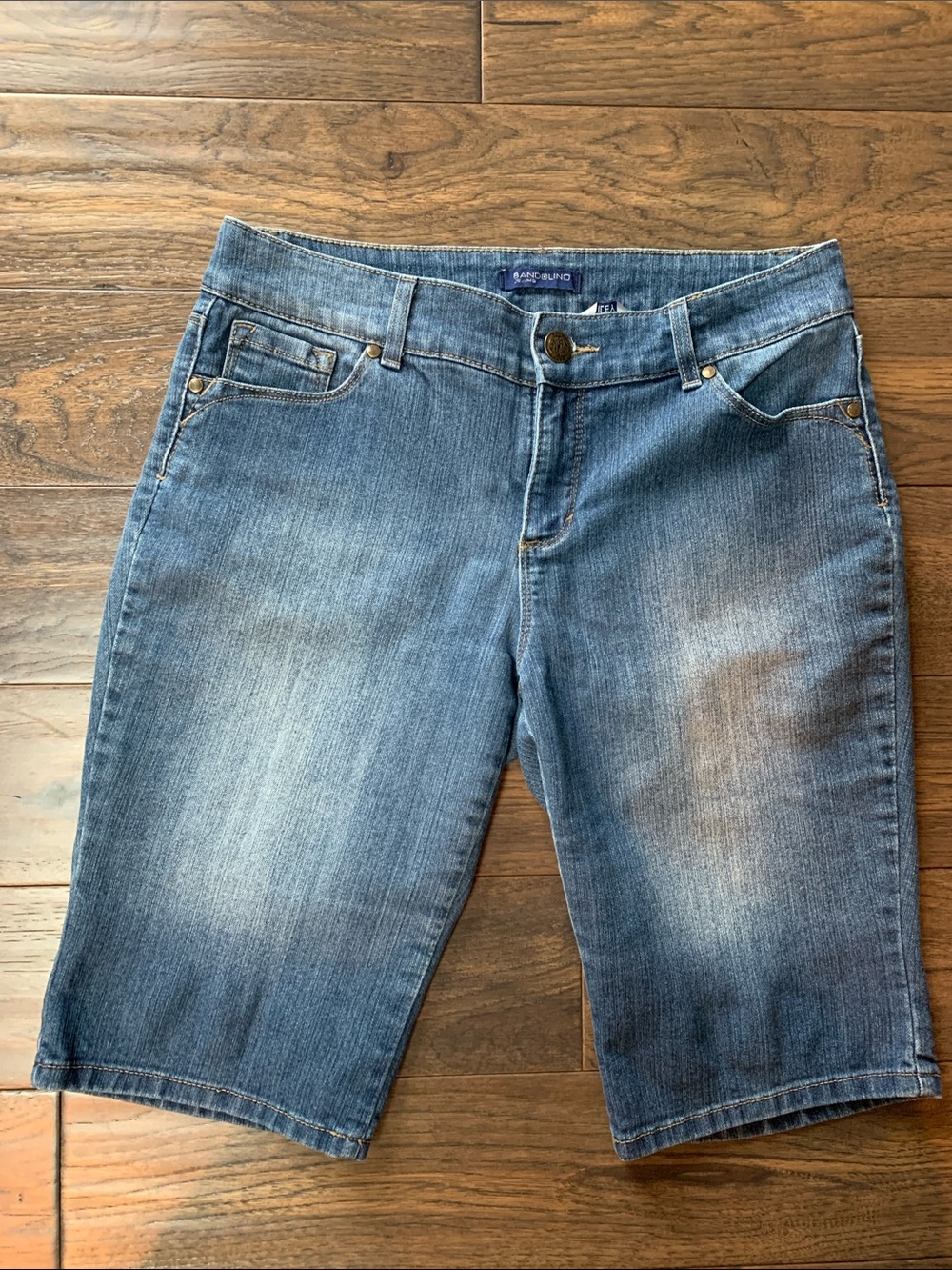 Bandolino Classic Blue Denim Bermuda Shorts with Brass Button. Pre-owned. Sz:8P.